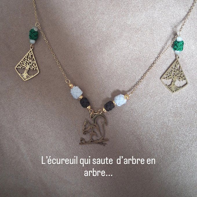 Ecureuil dans les pins